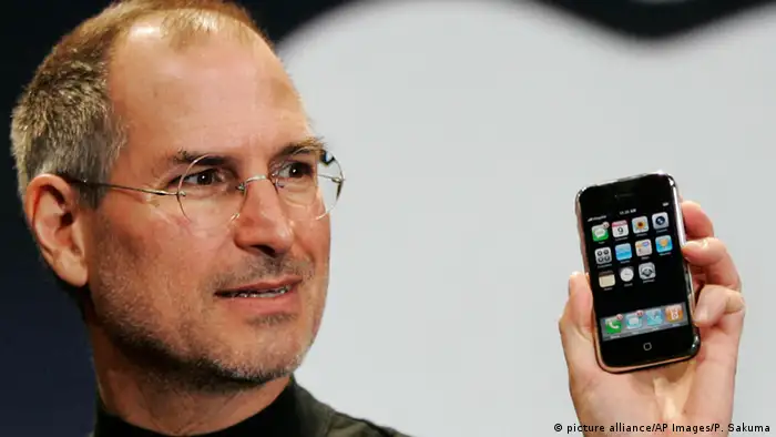  ستيف جوبز وهو يقدم أول جهاز أيفون