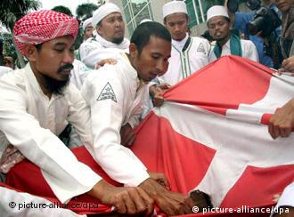 Indonesische Muslime zerreißen dänische Flagge - Karikaturenstreit