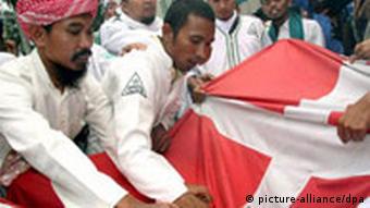 Indonesische Muslime zerreißen dänische Flagge - Karikaturenstreit