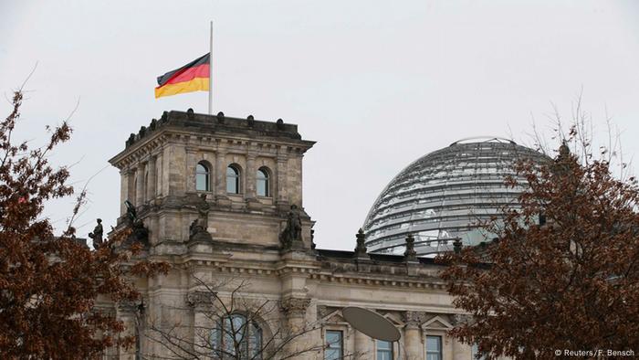 Bandeira alemã a meio mastro no topo do Reichstag, sede do Parlamento alemão