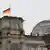 Bandeira alemã a meio mastro no topo do Reichstag, sede do Parlamento alemão