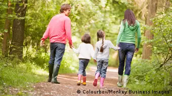 Familie Eltern Kinder Waldspaziergang Gummistiefel