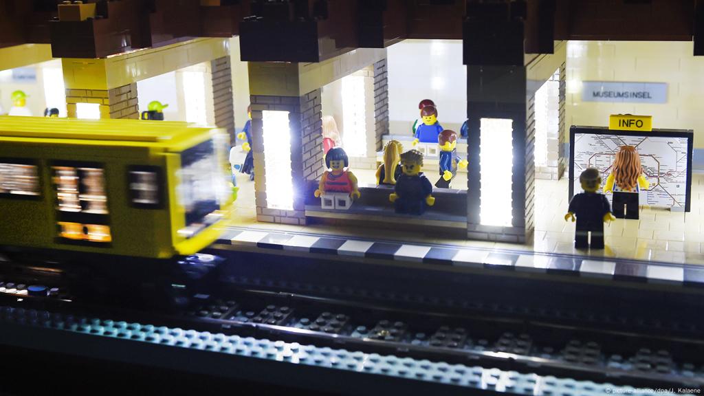 V Berline Predstavili Pervyj V Mire Poezd Metro Iz Lego Foto Kadr Dnya Dw 30 01 2016