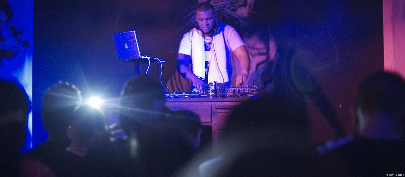 DJ descendente de família são-tomense faz sucesso em Lisboa.