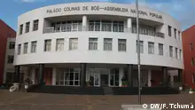 Gebäude der Nationalversammlung von Guinea-Bissau, der Assembleia Nacional Popular - ANP. Das Gebäude nennt sich auch Palácio Colinas de Boé und wurde mit chinesischer Hilfe im Zentrum der Hauptstadt Bissau errichtet. Nach der Finanzierung durch die Entwicklungszusammenarbeit mit der Volksrepublik China konnte das Gebäude am 23. März 2005 eröffnet werden (das vorherige Parlamentsgebäude war im Bürgerkrieg zerstört worden). Fotografin: Fátima Tchumá (DW), 14. Januar 2009 Ort: Bissau, Guinea-Bissau © DW/F. Tchumá