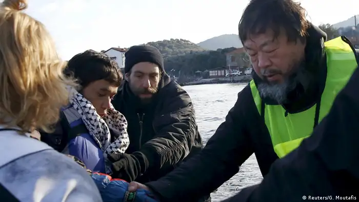 Griechenland Ai Weiwei hilft Flüchtlinge bei Lesbos