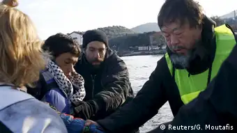 Ai Weiwei hilft Flüchtlingen bei Lesbos (Foto: Reuters/G. Moutafis)