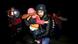 Ein junger Flüchtling trägt ein Flüchtlingsmädchen auf seinem Arm nachdem ihr Boot auf der griechischen Insel Chios angekommen ist (Foto: REUTERS) Ein junger Flüchtling trägt ein Flüchtlingsmädchen auf seinem Arm nachdem ihr Boot auf der griechischen Insel Chios angekommen ist (Foto: REUTERS)