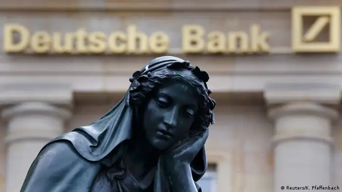 Deutschland Deutsche Bank Schriftzug Symbolbild Verluste