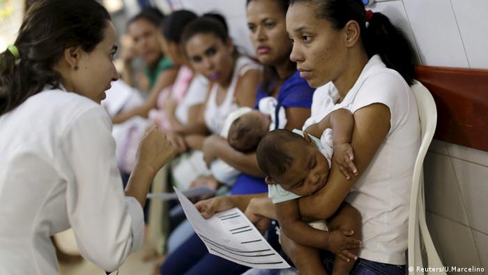 Brasilien: Mütter mit Babys mit Mikrozephalie. (Foto: REUTERS/Ueslei Marcelino)