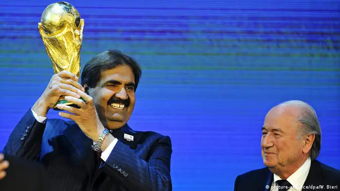 FIFA Fußball WM 2022 Joseph S. Blatter & Scheich Hamad bin Khalifa Al-Thani (picture-alliance/dpa/W. Bieri)