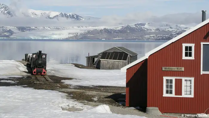 Spitzbergen Arktis Siedlung Eisenbahn Mellageret Kafe (Foto: DW)
