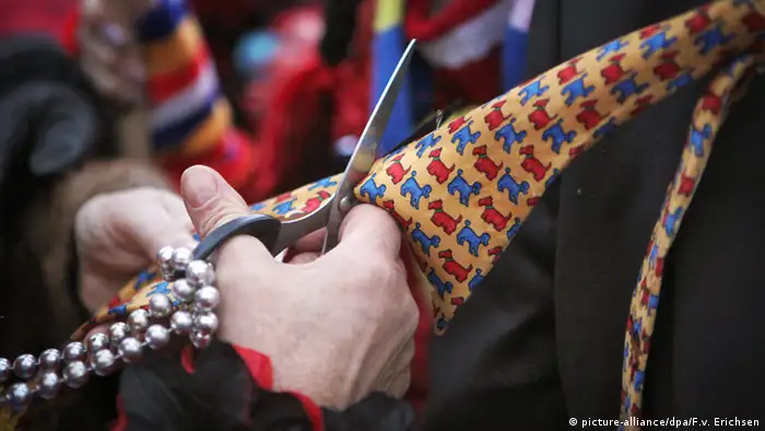 Karneval in Mainz - Weiberfastnacht abgeschnittene Krawatte (picture-alliance/dpa/F.v. Erichsen)