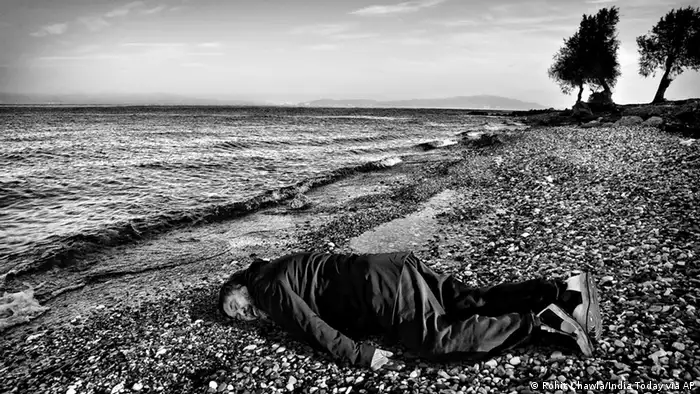 Schwarz-Weiß-Bild: Ai Weiwei liegt am Strand wie der ertrunkene Flüchtlingsjunge Aylan Kurdi am Strand von Lesbos (Foto: Rohit Chawla/India Today via AP)