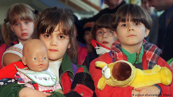 Dvije djevojčice koje su zajedno sa još 40 djece koja su iz opkoljenog Sarajeva spasila dva poslanika u parlamentu njemačke savezne zemlje Saksonija-Anhalt