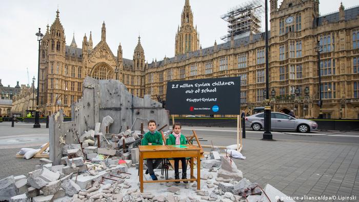 Сирийские дети перед зданием парламента в Лондоне