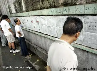 Passerbys stop to read news posted on a wall in street in Guangzhou in China, 70.09.2005. Foto: MARTTI KAINULAINEN / LEH64 +++(c) dpa - Report+++