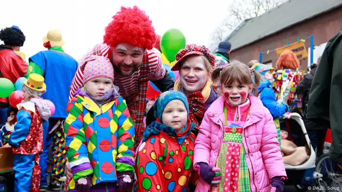 Familie beim Karnevalsumzug in Beuel - Foto: Sebastian Schug/DW