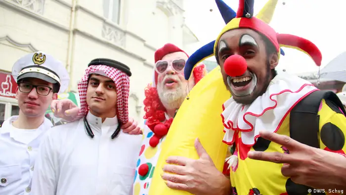 Deutsche, Araber und Afrikaner feiern gemeinsam Karneval in Beuel - Foto: Sebastian Schug/DW