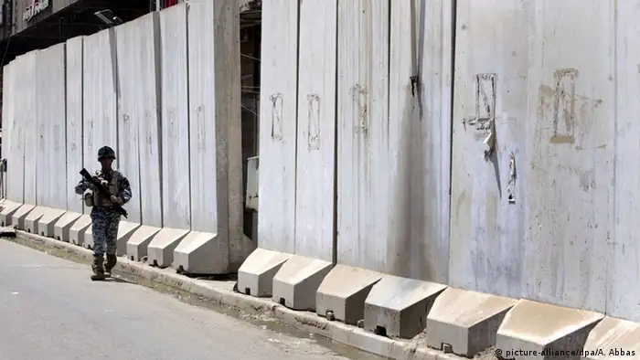 Irak Baghdad Sicherheit Betonmauer (picture-alliance/dpa/A. Abbas)
