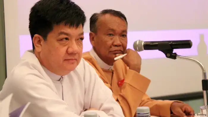 Former political foes meet publicly for the first time: U Tint Swe (left), currently still in office as the State Secretary for the Ministry of Information, and U Aung Shin, media expert for the new government (photo: P.Benning)