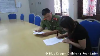 越南妇女在警察局