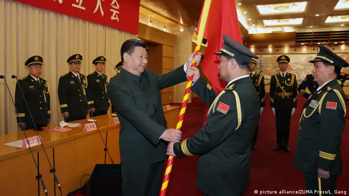 China Präsident Xi Jinping übergibt Flaggen an Parteimitglieder
