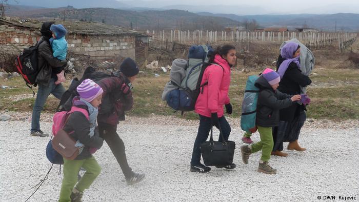 Flüchtlinge an der griechisch-mazedonischen Grenze (Foto: DW/N. Rujević)