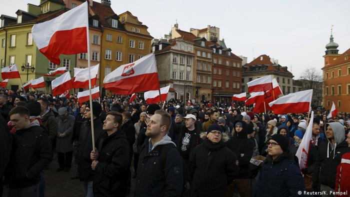 In Warschau kamen die Gegner einer Zuwanderung von Muslimen mit polnischen Fahnen (Foto: Reuters)