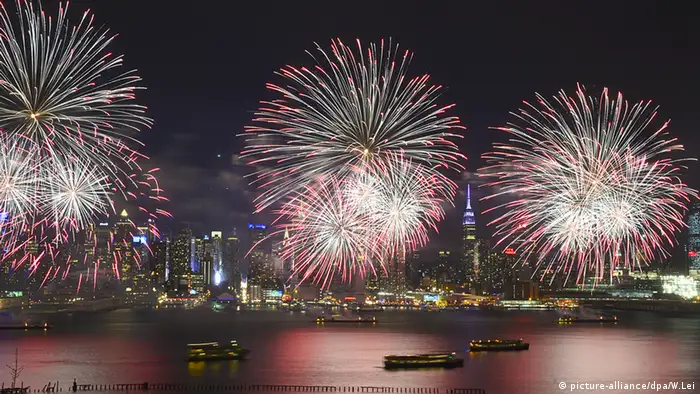 Chinesisches Neujahrsfest Feuerwerk Hudson River New York 