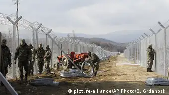 Mazedonien baut zweiten Zaun an der Grenze zu Griechenland