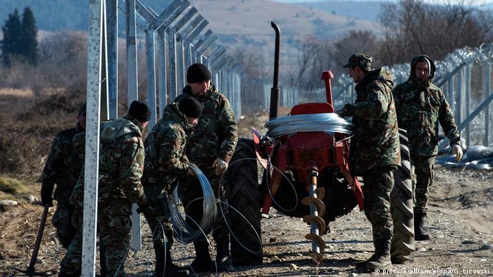 Mazedonische Soldaten bauen zweiten Zaun an der Grenze zu Griechenland (Foto: dpa)