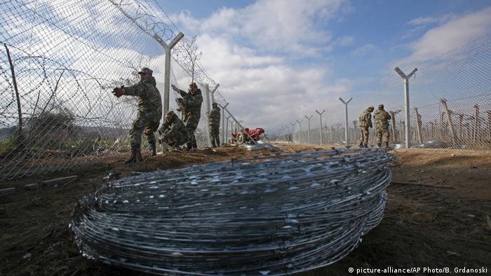 Mazedonien baut zweiten Zaun an der Grenze zu Griechenland
