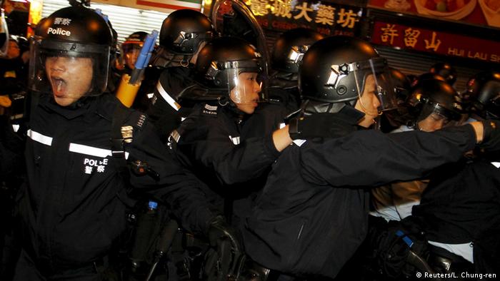 Polizisten gehen gegen Randalierer in Hongkong vor (Foto: REUTERS)