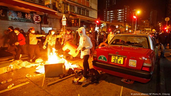 Brennende Mülleimer bei Straßenschlachten in Hongkong (Foto: AP)