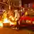 Brennende Mülleimer bei Straßenschlachten in Hongkong (Foto: AP)