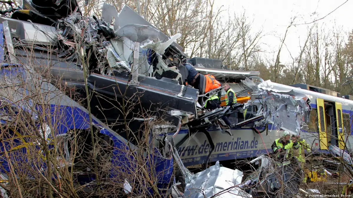 Police: Fatalities in Bavarian train crash – DW – 02/09/2016