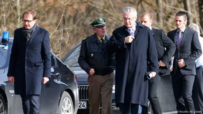 Gemeinsamer Besuch der Unfallstelle: Bayerns Bundesverkehrsminister Dobrindt (l.) und Innenminister Herrmann. (Foto: REUTERS/Michael Dalder)