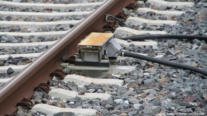 Punktförmige Zugbeeinflussung (PZB): Das Sicherungssystem stoppt Züge bei der Fahrt über ein Haltesignal automatisch. In Deutschland dürfen Strecken ohne diese Sicherungstechnik mit maximal 100 km/h befahren werden. (Foto: Peter Förster picture-alliance/dpa/P.Förster)