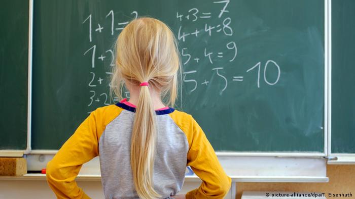 Deutschland Unterricht Schule Mathematik Schülerin Tafel