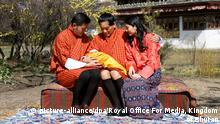 ACHTUNG: Nur zur einmaligen redaktionellen Verwendung im Zusammenhang mit der aktuellen Berichterstattung über die Geburt des Kindes und nur bei Nennung: Royal Office For Media, Kingdom of Bhutan +++ 09.02.2016+++ HANDOUT - Offizielles Foto zeigt König Jigme Khesar Namgyal Wangchuck, Königin Jetsun Pema, Königsvater Jigme Singye Wangchuck (M) und den in ein gelbes Tuch gewickelten Thronprinzen von Bhutan am 09.02.2016 vor dem Lingkana-Palast in Thimpu. Foto: Royal Office For Media, Kingdom of Bhutan dpa - (zu dpa Königspaar von Bhutan präsentiert Prinzen der Öffentlichkeit vom 10.02.2016) +++(c) picture-alliance/dpa/Royal Office For Media, Kingdom of Bhutan