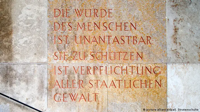 Deutschland Grundgesetz Artikel 1 Schriftzug am Landgericht Braunschweig (picture-alliance/dpa/J. Stratenschulte)