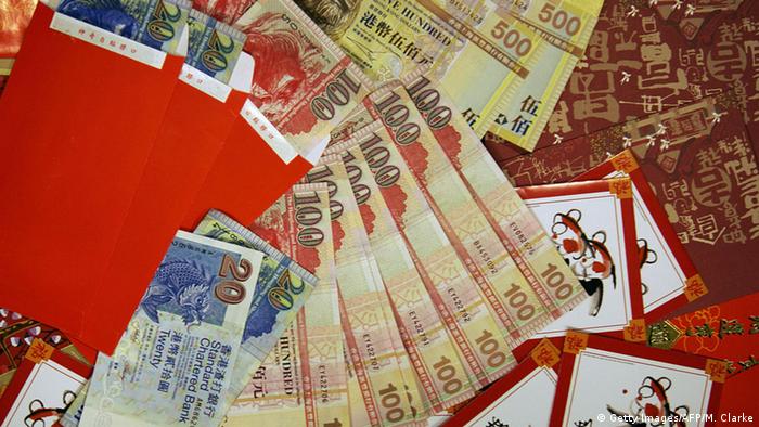 China Neujahr Rote Umschläge mit Geldscheinen als Geschenk (Getty Images/AFP/M. Clarke)