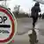Знак "STOP" близ контрольно-пропускного пункта в станице Луганская