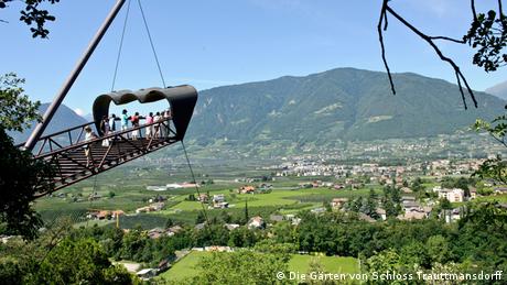 Skywalk in Südtirol Österreich in den Gärten von Trauttmansdorff Meran 