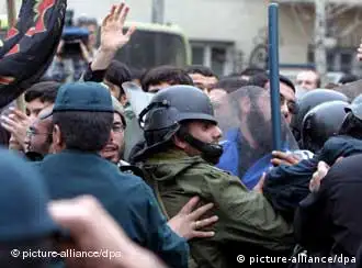 伊朗警察在抵挡示威人群的冲击，保护德国大使馆