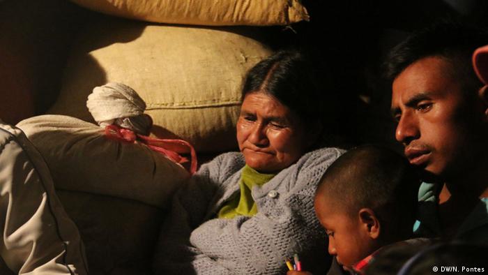 Familia de la etnia Tzetzal, en Chiapas, desplazada por la violencia en su natal San Cristóbal de las Casas. 