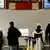 Люди регистрируются на иракский рейс в аэропорту Тегель