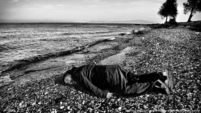 Ai Weiwei lies facedown on the beach in Lesbos, Greece, mirroring the 3-year-old Syrian refugee Alan Kurdi (picture alliance/AP Photo/India Today/Rohit Chawla)