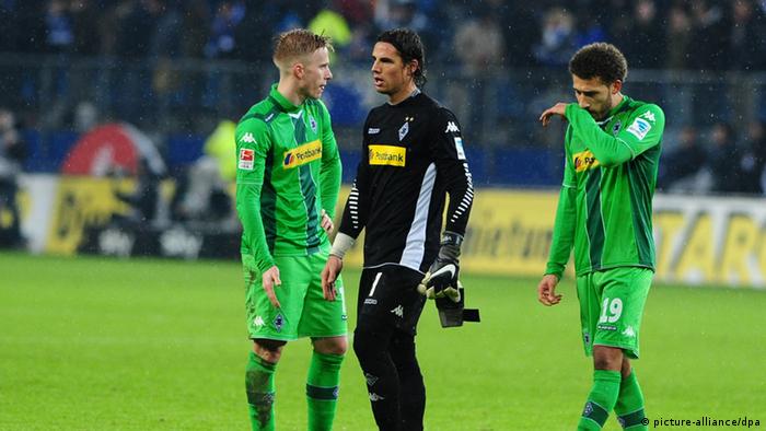 Die Spieler von Borussia Mönchengladbach Oscar Wendt (l.), Yann Sommer und Fabian Johnson (r.) schauen nach dem Spiel enttäuscht (Foto: Revierfoto, picture-alliance/dpa)
